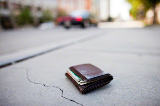 Everyday Carry Tips and Tricks to not losing, sliming down, and minimalizing your wallet. Best wallet for new iPhones?
